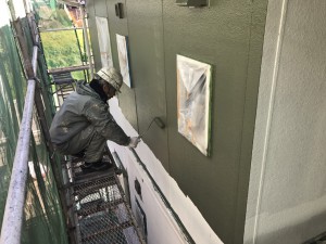 福岡県　粕屋町　アパート　塗装工事　外壁　上塗り１回目　施工中