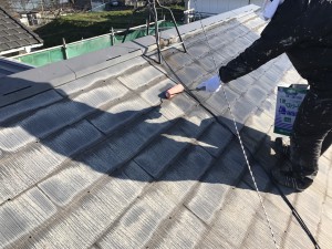 福岡県　粕屋町　アパート　塗装工事　屋根　１液ベストシーラー　下塗り