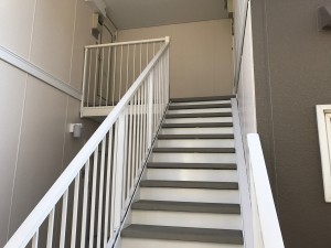 福岡県　粕屋町　塗装工事　アパート階段　完了