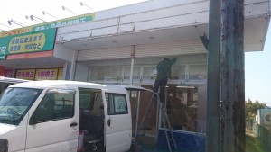 春日市　塗装工事　店舗塗装　施工中