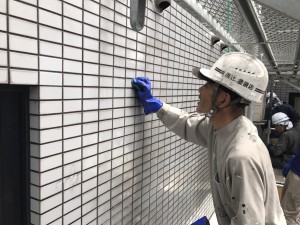 春日市　バジェットホテル　タイル洗浄　施工状況