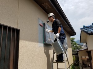 筑紫野市　塗装工事　モルタル補修箇所　塗装　シーラー施工中