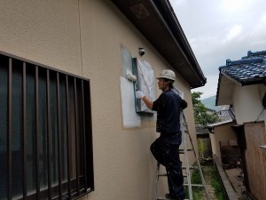 筑紫野市　塗装工事　モルタル補修箇所　塗装　アンダーフィラー　施工中