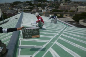 福岡市　南区　板金屋根　塗装工事　サーモアイプライマー　施工中