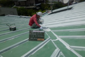 福岡市　南区　板金屋根　塗装工事　サーモアイプライマー　施工中