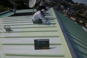 福岡市　プレジデント寺塚　板金屋根　塗装工事　遮熱塗装　上塗り１回目　施工中
