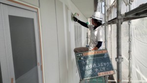 福岡県　糸島市　塗装工事　キリスト教会　ＡＬＣ　外壁　下塗り　１回目　塗装　施工中
