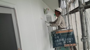 福岡県　糸島市　塗装工事　キリスト教会　ＡＬＣ　外壁　下塗り　２回目　塗装　施工中