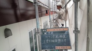 福岡県　糸島市　塗装工事　キリスト教会　庇　板金　塗装　中塗り　施工中