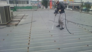 大野城市　Ａ様　所有　テナント　塗装工事　屋根塗装　高圧洗浄施工中
