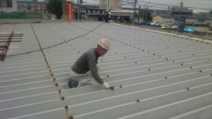 大野城市　Ａ様　所有　テナント　塗装工事　屋根塗装　ケレン　施工中