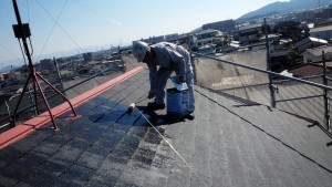 筑紫野市　コロニアル　屋根　塗装工事　下塗り　施工中