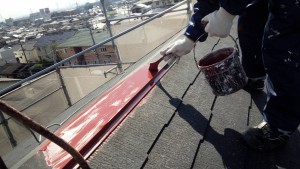 筑紫野市　コロニアル　屋根　塗装工事　棟板金　錆止め下塗り　施工中