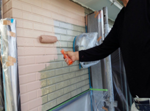 筑紫野市　Ｈ様邸　住宅　塗装工事　外壁　サイディング　塗装　上塗り　１回目　施工中