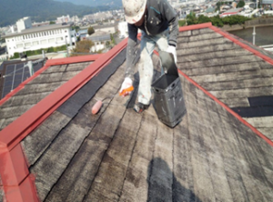 筑紫野市　Ｈ様邸　住宅　塗装工事　屋根　コロニアル　塗装　下塗り　２回目