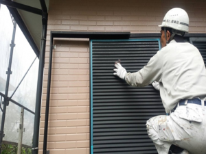 筑紫野市　Ｈ様邸　住宅　塗装工事　雨戸　板金　塗装　研磨　作業中