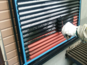 筑紫野市　Ｈ様邸　住宅　塗装工事　雨戸　板金　塗装　上塗り１回目　作業中