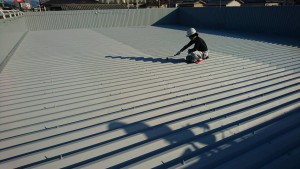 春日市　塗装工事　たんぽぽ整骨院　折半屋根　塗装　上塗り１回目　施工中