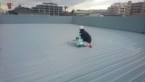 春日市　塗装工事　たんぽぽ整骨院　折半屋根　塗装　日本ペイント　ファインパーフェクトベスト　２回目です