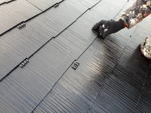 福岡県　新宮町　H様邸　コロニアル屋根　塗装工事　縁切り工法　タスペーサー取り付け 　施工中