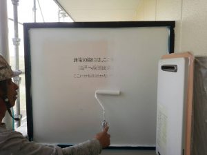 福岡県　粕屋郡　須恵町　ファーストコート　アパート改修塗装工事　ベランダ　隔て板　水性ケンエース　1回目