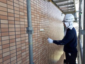 福岡県　粕屋郡　須恵町　アパート改修塗装工事　外壁　磁器タイル塗装　日本ペイント　ファイングラシーSi　１回目　施工中
