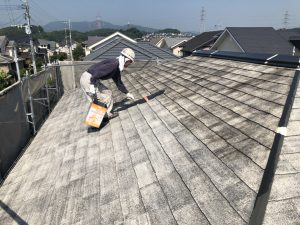 筑紫野市　Ｙ様邸　コロニアル屋根　塗装工事　下塗り　パーフェクトシーラー　1回目　施工中