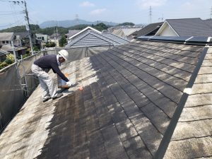 筑紫野市　Ｙ様邸　コロニアル屋根　塗装工事　下塗り　パーフェクトシーラー　２回目　施工中　