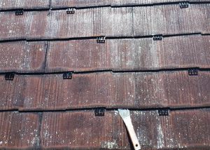 コロニアル屋根　縁切り部材　タスペーサー工法　取付け状況