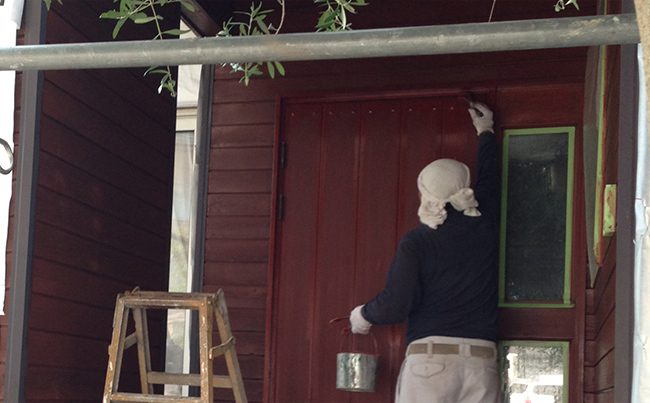 画像：外壁を塗装する職人