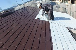 日本ペイント　遮熱塗料　太陽熱高反射４フッ化フッ素樹脂屋根用塗料　　サーモアイ４Ｆ　高耐久仕様　上塗り１回目　施工中