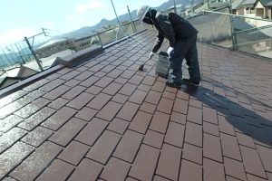日本ペイント　遮熱塗料　太陽熱高反射４フッ化フッ素樹脂屋根用塗料　　サーモアイ４Ｆ　高耐久仕様　上塗り２回目　施工中