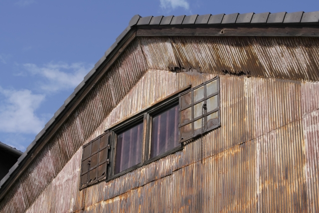 写真：錆びた建物