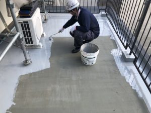 ウレタン塗膜防水　防水材１回目　施工状況