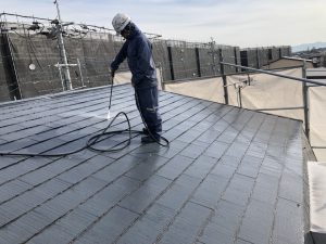 小郡市　コロニアル屋根　（スレート屋根）　塗装工事　高圧洗浄　施工中