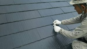 小郡市　コロニアル屋根　（スレート屋根）　塗装工事　縁切り工法　タスペーサー　取り付け　施工中