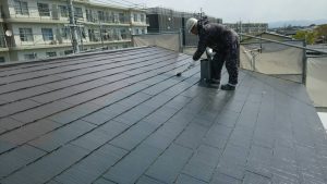 小郡市　コロニアル屋根　（スレート屋根）　塗装工事　ファインパーフェクトベスト　１回目　（中塗り）　施工中