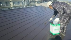 小郡市　コロニアル屋根　（スレート屋根）　塗装工事　ファインパーフェクトベスト　２回目　（上塗り）　施工中