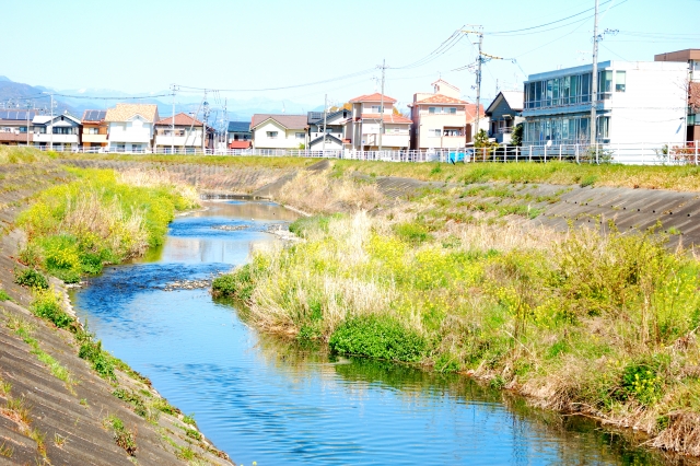 写真：川沿いの住宅