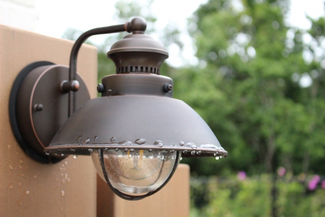 雨に濡れた家