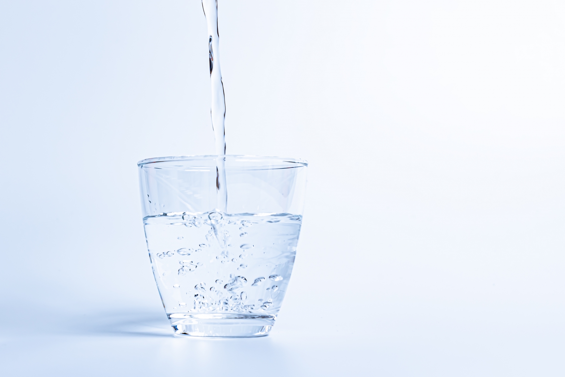 グラスに水を注いでいる