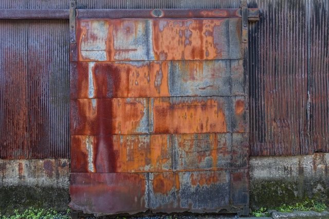 写真：塩害によって錆びた扉