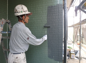 小郡市　M様邸　外壁塗装工事　上塗り１回目　施工中