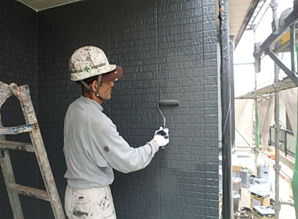 小郡市　M様邸　外壁塗装工事　上塗り２回目　施工中