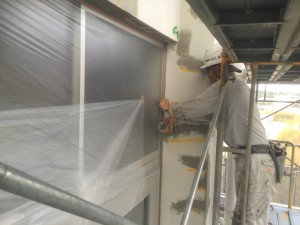 太宰府市　塗装工事　包括センター　養生作業中