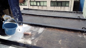 福岡市　博多区　ビル屋上　キューピクル　FRP　防水工事　ポリエステル樹脂塗布　１回目