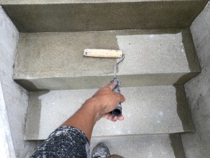 福岡県　糸島市　塗装工事　雷山の森　別荘　階段　塗り床　下塗り施工中
