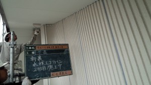 福岡県　糸島市　塗装工事　キリスト教会　軒天　上塗り　塗装　2回目　施工中