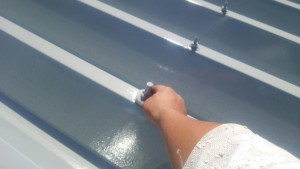 大野城市　Ａ様　所有　テナント　塗装工事　折半屋根　塗装　ボルトキャップ取付け　施工中