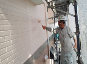 筑紫野市　Ｈ様邸　住宅　塗装工事　外壁　サイディング　塗装　上塗り　２回目　施工中